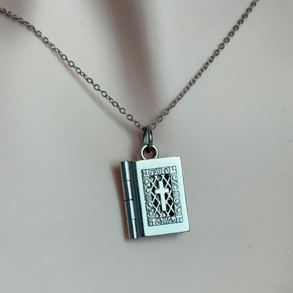 The Unbranded Brand Jewelry - Silver Locket Necklace